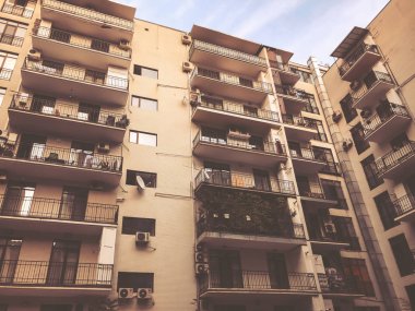 Aşağıdan gökyüzüne doğru yükselen bir binanın görüntüsü.