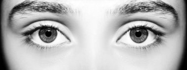 Güzel, anlayışlı bir kadın bakışı..