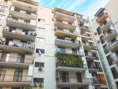 Aşağıdan gökyüzüne doğru yükselen bir binanın görüntüsü.