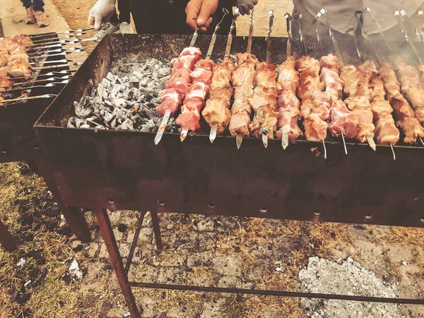 Vacanza annuale "Tbilisoba". Cucina georgiana, carne di maiale tagliata a pezzi condita con cipolla e pepe per friggere shish kebab — Foto Stock