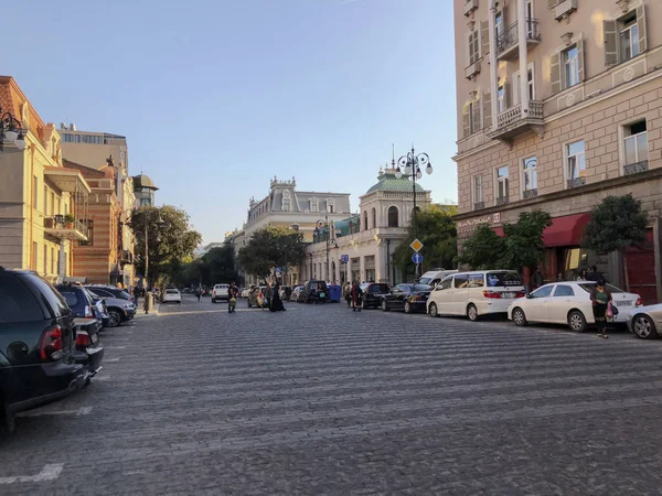 TBILISI, GEORGIA - OUTUBRO 19, 2018: Vista da cidade de Tbilisi, Agmashenebeli st. A capital da Geórgia — Fotografia de Stock