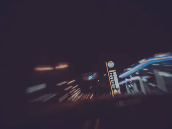 Efecto difuminado de movimiento abstracto. Las luces de las calles. Vista desde el coche — Foto de Stock