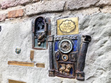 Tiflis, Gürcistan - 07 Temmuz 2018: En küçük duvar saati Tiflis, Gürcistan