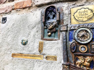 Tiflis, Gürcistan - 07 Temmuz 2018: En küçük duvar saati Tiflis, Gürcistan