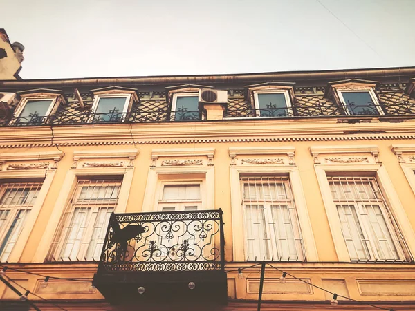 Old Tbilisi architecture, windows and balcony exterior decor in summer day — Stock Photo, Image