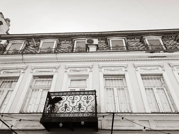 第比利斯旧式建筑、窗户和阳台夏季装饰 — 图库照片