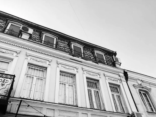 Stare Tbilisi architektura, okna i balkon wystrój zewnętrzny w letni dzień — Zdjęcie stockowe
