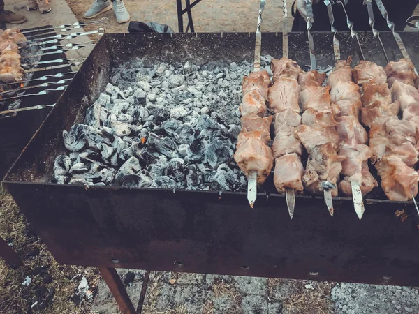 Vacaciones anuales "Tbilisoba". Cocina georgiana, cerdo picado en trozos vestidos con cebolla y pimienta para freír el shish kebab — Foto de Stock