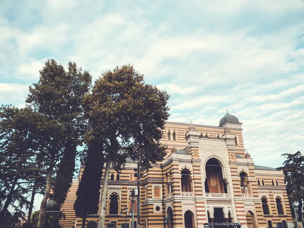 TBILISI, GEORGIA - 07 DE OCTUBRE DE 2018: Vacaciones anuales "Tbilisoba". Teatro Estatal de Ópera y Ballet lleva el nombre de Z. Paliashvili — Foto de Stock