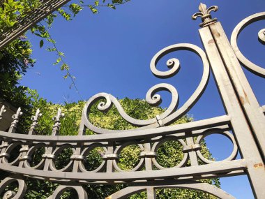 Botanik Bahçesi Tiflis girişi. Mavi gökyüzü güzel Iron gate. Şehirde yaz gün