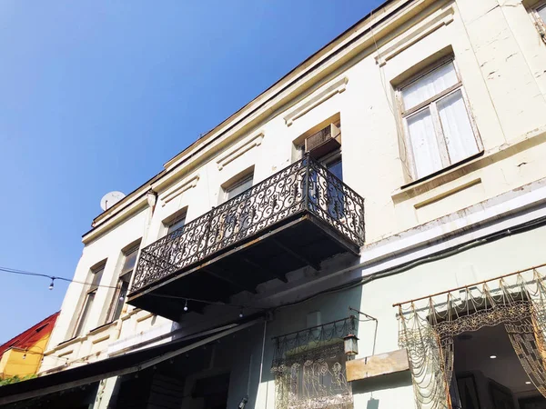 Old Tbilisi architecture, windows and balcony exterior decor in summer day — Stock Photo, Image