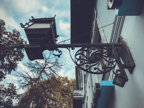 Férias anuais Tbilisoba. Rustaveli Avenue, Lanterna de metal decorativo na rua — Fotografia de Stock