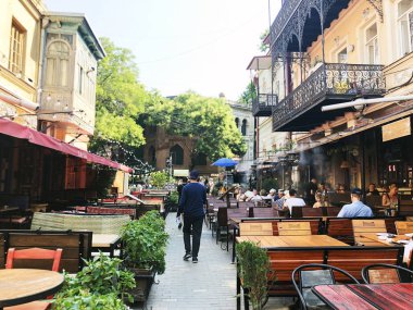 Tiflis, Gürcistan - 07 Temmuz 2018: Pencere ve balkon Tiflis, Gürcistan.