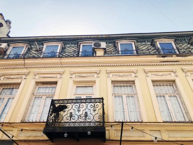Yaz günü eski Tiflis mimarisi, pencereleri ve balkon dış dekoru