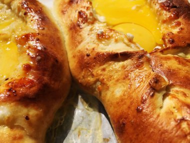 Ajarian khachapuri, yumurtalı Gürcü peynirli turta..