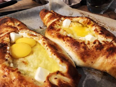 Ajarian khachapuri, yumurtalı Gürcü peynirli turta..