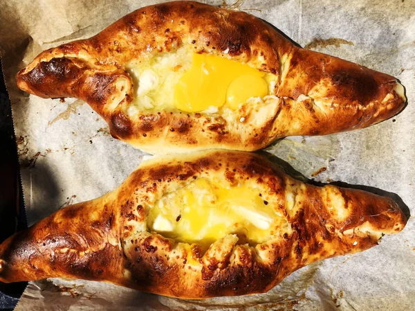 Torta di formaggio georgiano di khachapuri di Ajarian con uovo primo piano. — Foto Stock