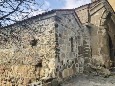 Manastırda, müşteri adayının antik kale giden yol taş duvar