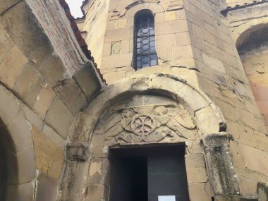 MTSKHETA, GEORGIA - Nisan 09, 2018: Mtskheta Gürcistan yakınlarındaki altıncı yüzyıl Gürcü Ortodoks Jvari manastırına yakından bakın. UNESCO Dünya Mirası