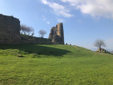 Gökyüzü, panoramik karşı eski bir kale kalıntıları. Bahar, yeşil alanlar