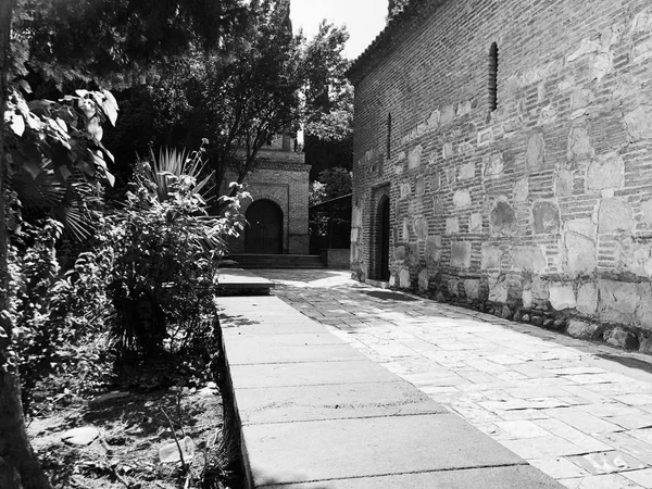 Régi Tbiliszi építészet, a bejáratnál, hogy a templomkertben nyári nap — Stock Fotó