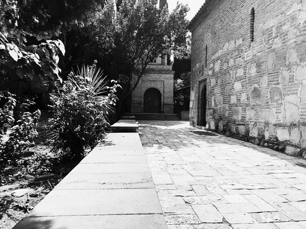 Old Tbilisi architecture, the entrance to the churchyard in summer day — Stock Photo, Image