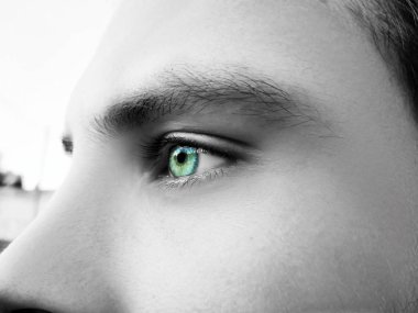 Güzel, anlayışlı bir adam bakışı. Yakın çekim..