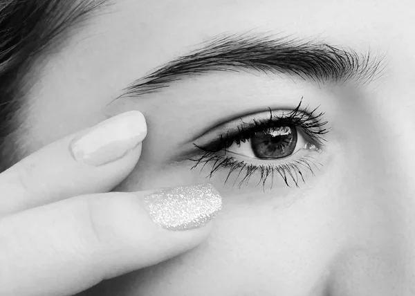 Un bellissimo sguardo perspicace occhio di donna. Colpo da vicino. — Foto Stock