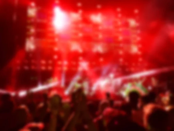 Verschwommener abstrakter Hintergrund. Bokeh-Beleuchtung im Konzert mit Publikum. — Stockfoto