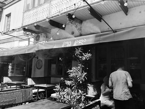 TBILISI, GEORGIA - 07 LUGLIO 2018: Finestre e balcone a Tbilisi, Georgia — Foto Stock