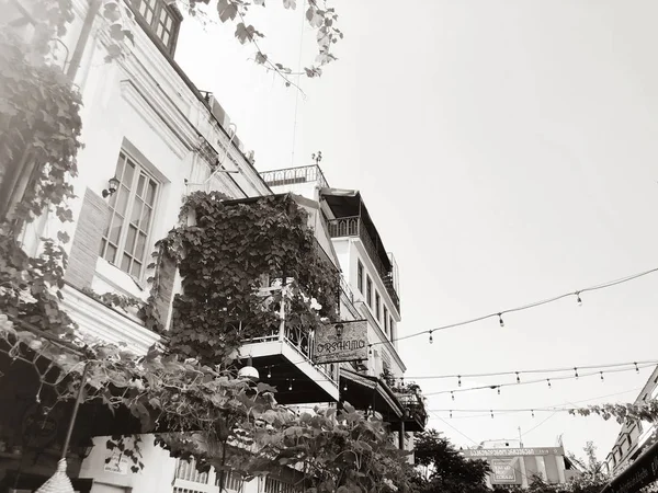 TBILISI, GEORGIE - 10 JUILLET 2018 : Ancienne architecture Tbilissi, fenêtres et décoration extérieure de balcon à Tbilissi, Géorgie — Photo