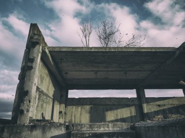 Terk edilmiş binada. Ürpertici ve korkunç eski fabrika. Soluk görüntü