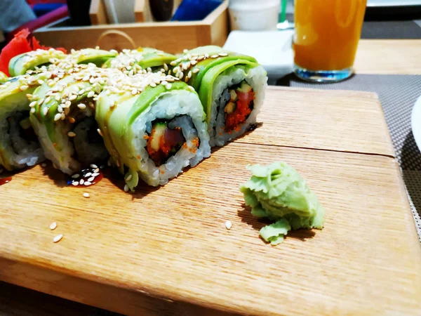 Filadelfia rodó sushi en un tablero de sushi de madera. Mariscos japoneses vegetarianos . — Foto de Stock