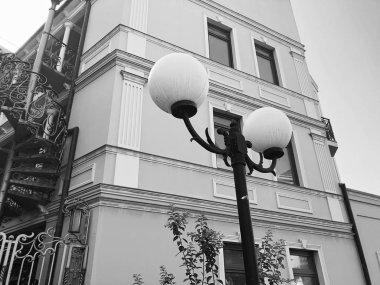 Yaz günü eski Tiflis mimarisi, pencereleri ve balkon dış dekoru