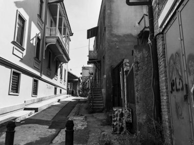 Eski Tbilisi mimarisi, pencere ve balkon dış dekor sonbahar günü içinde.