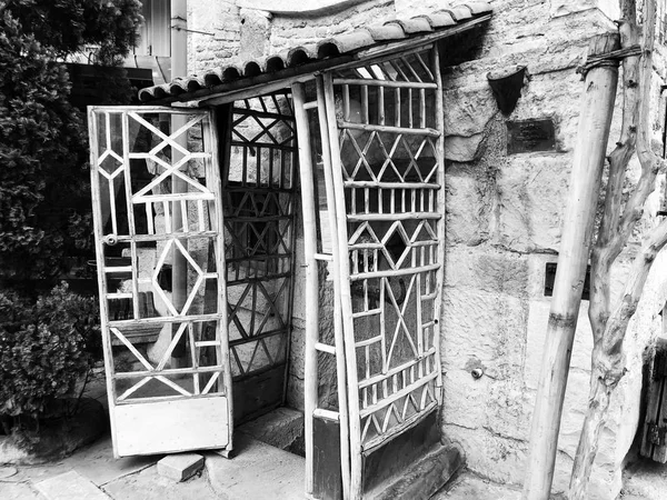 Old Tbilisi views The entrance door of the Puppet Theater — Stock Photo, Image