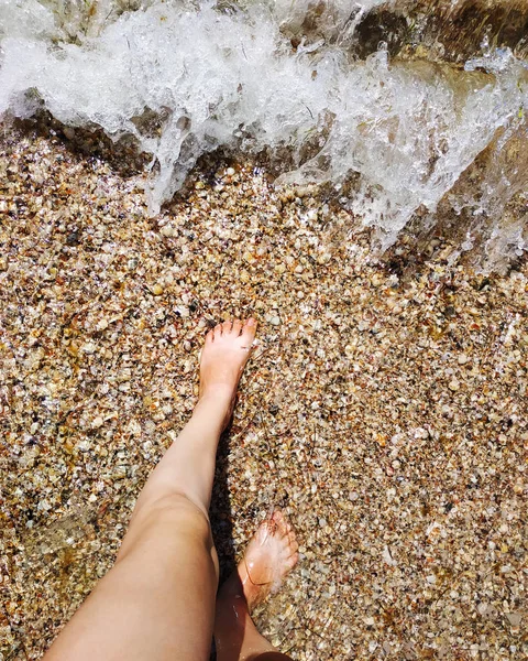 Kobiece nogi w czystej wodzie na dnie morza. — Zdjęcie stockowe