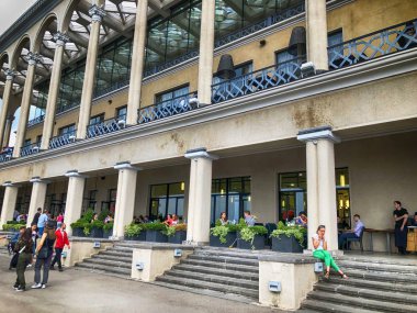 TBILISI, GEORGIA - 22 Temmuz 2018: Mtatsminda Park 'ta Gürcistan peyniri festivali. Füniküler bir restoranda.