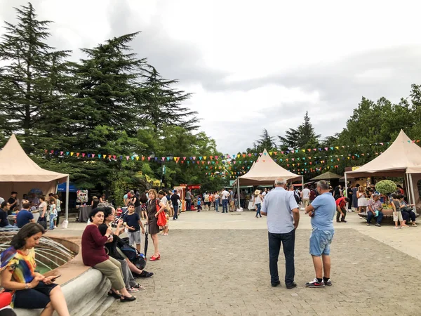TBILISI, GEORGIA - LIPIEC 22, 2018: Festiwal serów i serów gruzińskich w parku Mtacminda na kolejce linowej w Tbilisi — Zdjęcie stockowe
