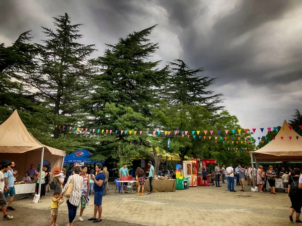 TBILISI,ジョージア- 2018年7月22日:トビリシのケーブルカーのMattsminda Parkで開催されるグルジアチーズとチーズの祭り — ストック写真