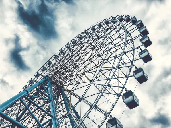 A breathtaking view of the ferris wheel against the sky from the bottom of the top of Mtatsminda Park on the funicular in Tbilisi — Stock Photo, Image
