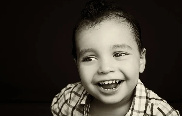 Portret van een modieuze knappe jongen — Stockfoto