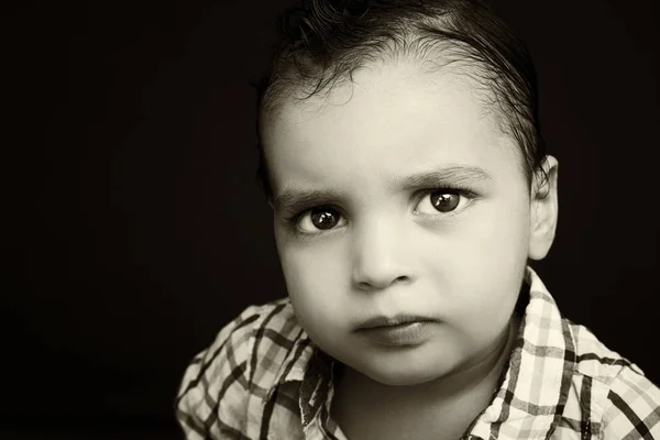 Portret van een modieuze knappe jongen. — Stockfoto