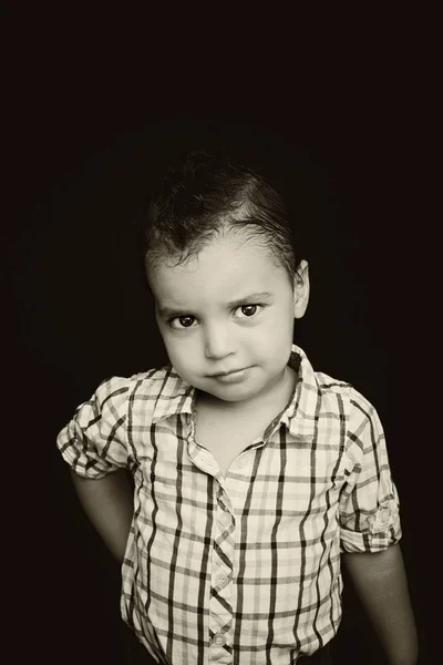 Retrato de um menino bonito na moda . — Fotografia de Stock