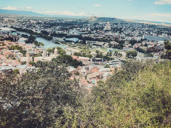 Una vista impresionante de la ciudad desde la cima de la colina Sololaki en Tiflis —  Fotos de Stock