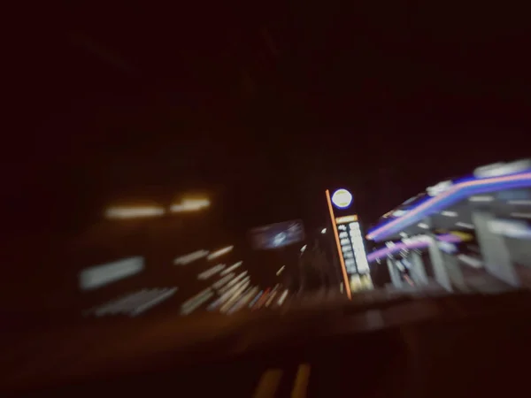 Efek kabur gerakan abstrak. Lampu-lampu jalanan. Lihat dari mobil — Stok Foto