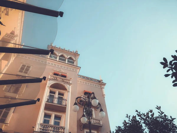 Fachada de un edificio con columnas contra el cielo. Imagen de abajo hacia arriba —  Fotos de Stock