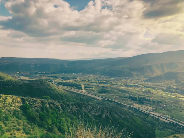 Krásný výhled z kláštera Jvari do města Mtskheta — Stock fotografie