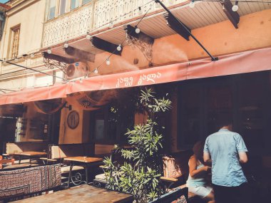 Tiflis, Gürcistan - 07 Temmuz 2018: Pencere ve balkon Tiflis, Gürcistan