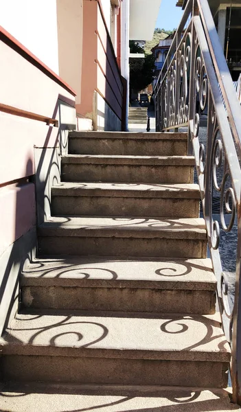 Alte Architektur Tiflis, die Leiter des Hofes Außendekor im Herbst Tag — Stockfoto